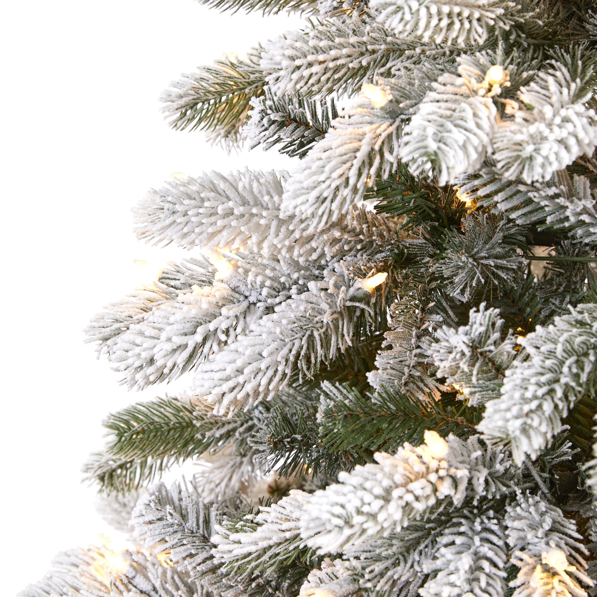 7.5' Flocked South Carolina Spruce Artificial Christmas Tree w 600 Clear Lights