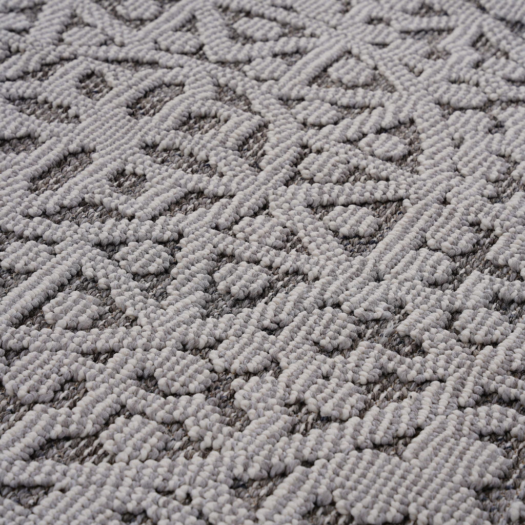 Guros - 6' X 9' Medallion Indoor / Outdoor Area Rug - Gray / White