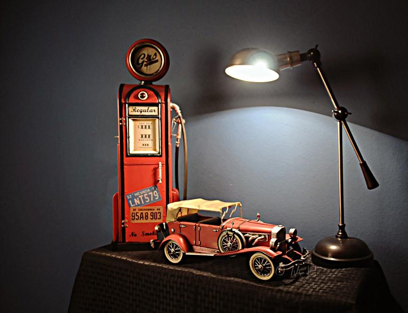 Gas Pump W/Clock 1:4