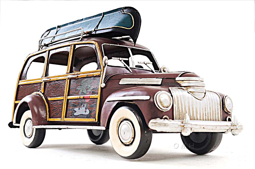 1947 Chevrolet Suburban W/Canoe 1:14