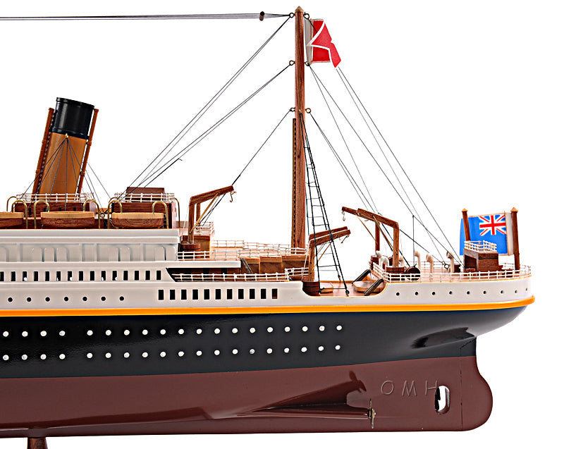 RMS Titanic Midsize with Display Case