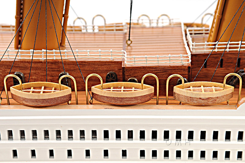 RMS Titanic Midsize with Display Case