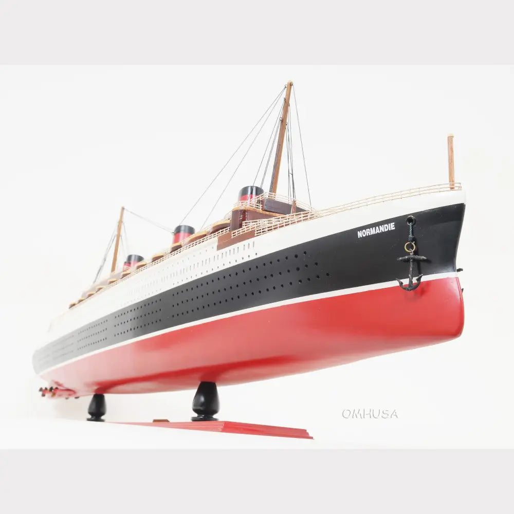 Normandie Large with Display Case