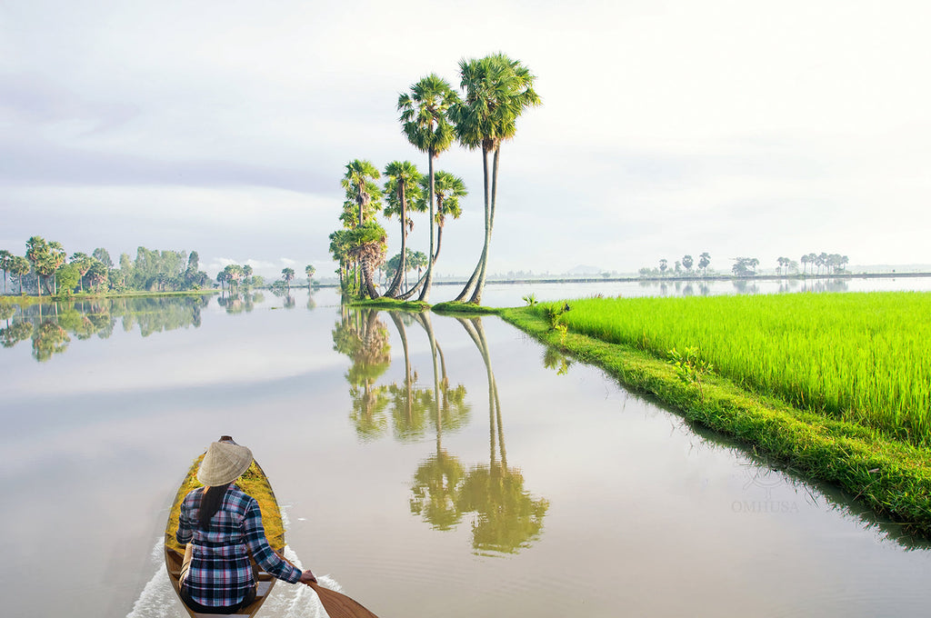 Small South East Asia Sampan Boat Teal Bottom Thuyen Ba La Tam Ban