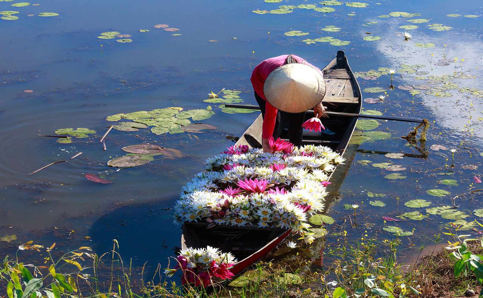 Small South East Asia Sampan Boat Red Bottom Thuyen Ba La Tam Ban