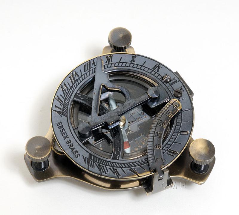 Sundial Compass in wood box (Medium)